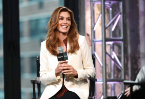 Στην Instagram, η Cindy Crawford σηματοδοτεί την επιστροφή αυτού του εμβληματικού print των 90s