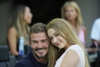 Αντίο Barbie! Η Harper Beckham επιστρέφει στις φυσικές της καστανές ρίζες μετά το ξανθό look