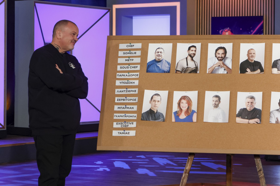 Ο Σκαρμούτσος έστησε εικονικό εστιατόριο. Δεν φαντάζεστε ποιον τηλεοπτικό σεφ έβαλε για παρκαδόρο και ποιον στην γκαρνταρόμπα