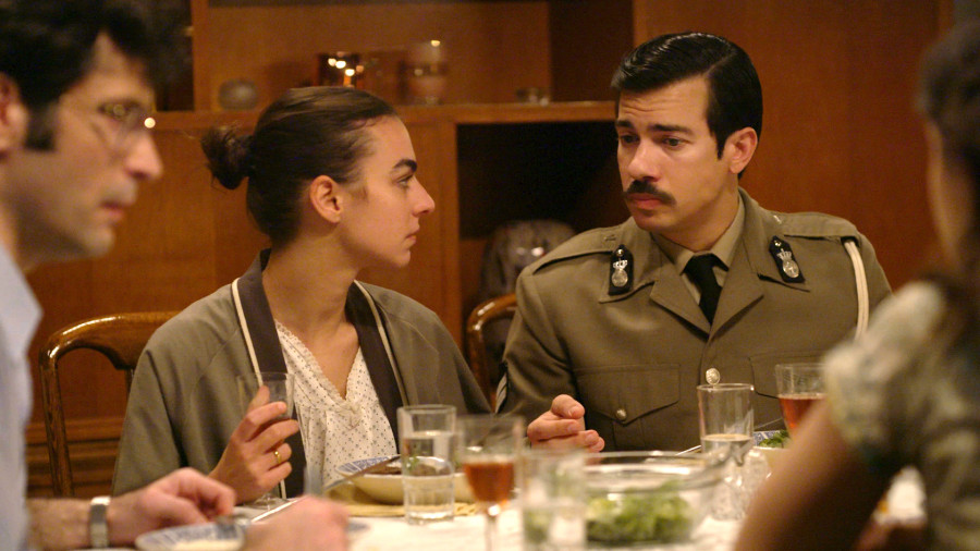 Ηλέκτρα: Η Νεφέλη πνίγεται στο ποτό ενώ ο Παύλος ξαπλώνει στην αγκαλιά της μητέρας της