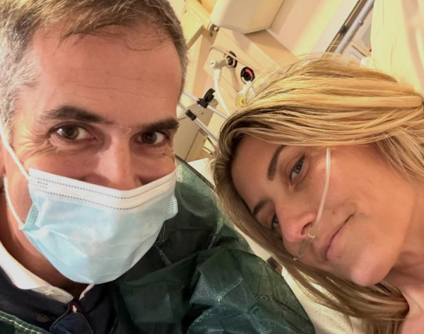 Σία Κοσιώνη: Εξιτήριο μετά την πολυήμερη νοσηλεία της - Η ανάρτηση του Κώστα Μπακογιάννη με φωτογραφία τους από τη ΜΕΘ