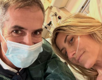 Σία Κοσιώνη: Το εξιτήριο μετά την πολυήμερη νοσηλεία της και ανάρτηση του Μπακογιάννη με φωτογραφία τους από τη ΜΕΘ