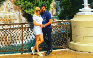 Πετρέλης: Δραπέτευσαν από το ψύχος της Νέας Υόρκης στον καυτό ήλιο του Παναμά (και τους σέρβιρε ρομπότ)