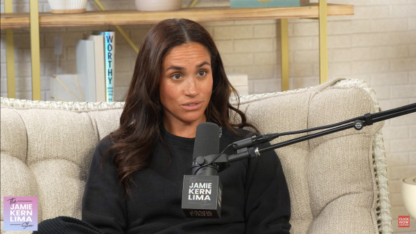 Meghan... Sussex: Η Δούκισσα έβγαλε το μακιγιάζ (για να κλάψει) και έδωσε συνέντευξη ως μαμά της διπλανής πόρτας. Έπεισε;