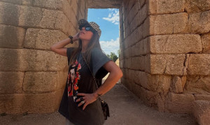 Ευρυδίκη: Όταν οι άλλοι πάνε παραλία, εκείνη «βουτά» στην αρχαία Ελλάδα! Το ταξίδι στις Μυκήνες με τον Μπομπ Κατσιώνη