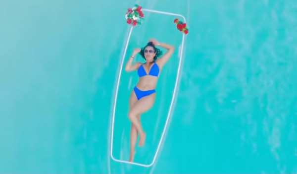 Πηνελόπη Πλάκα: Επική λήψη με drone σε διάφανη βάρκα στη Ζανζιβάρη