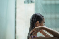 «Reverse Washing»: Αυτή η τεχνική λουσίματος υπόσχεται να χαρίσει ξανά όγκο στα λεπτά μαλλιά