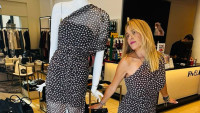 Μανεκέν Τζένη Μπότση σε κόντρα με μια κούκλα βιτρίνας