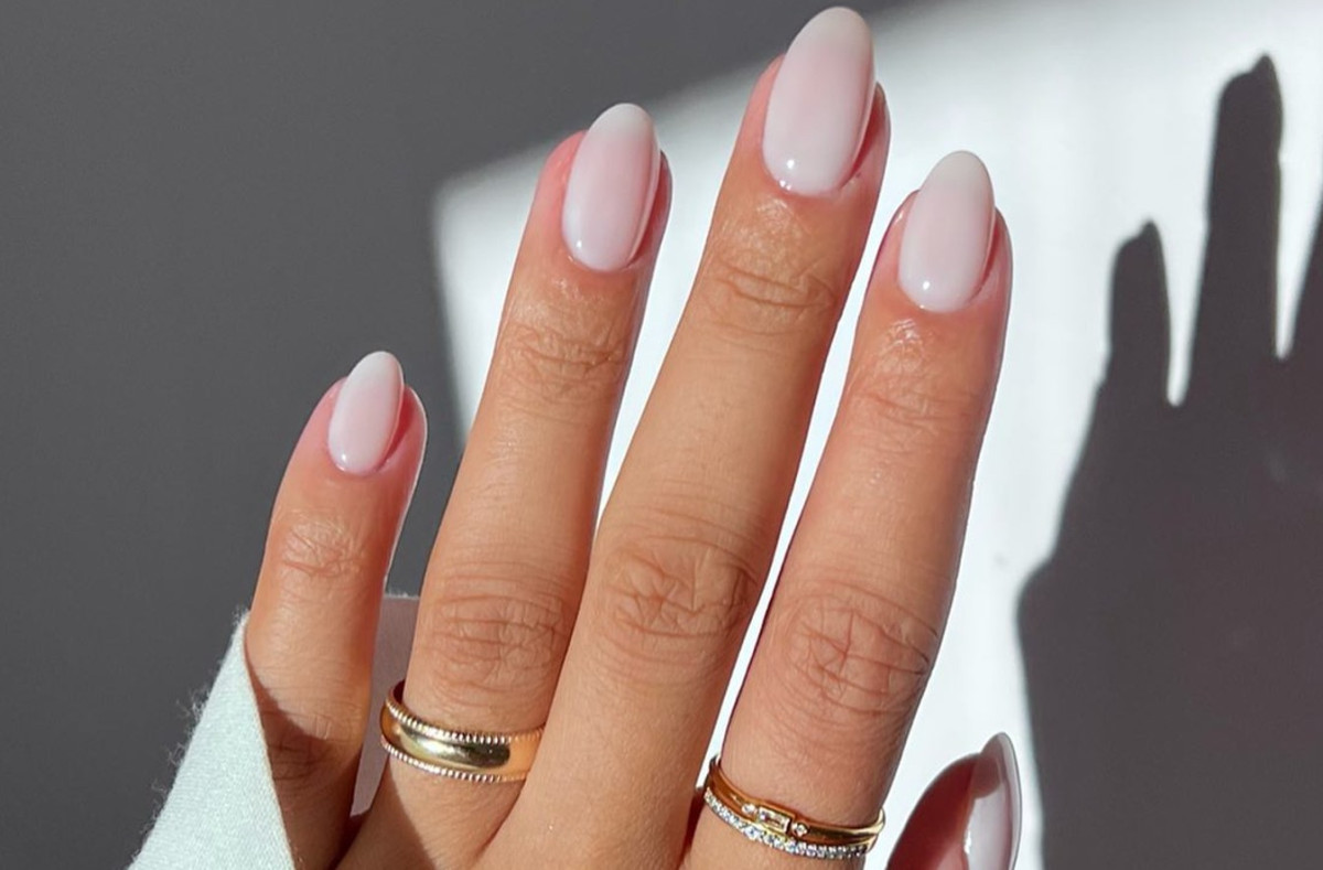 Milky nails: Η διακριτική τάση που θα απογειώσει το καλοκαιρινό σου μανικιούρ