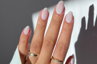 Milky nails: Η διακριτική τάση που θα απογειώσει το καλοκαιρινό σου μανικιούρ