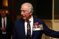 Βασιλιάς Κάρολος: Το πορτρέτο για τα 77α γενέθλιά του με ανεπίσημο look που αποτύπωσε τη χαλαρή πλευρά του μονάρχη