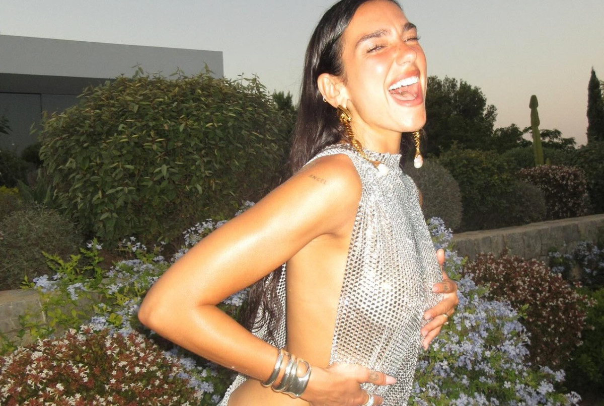 Η Dua Lipa μόλις έκανε τα fishnet nails τάση
