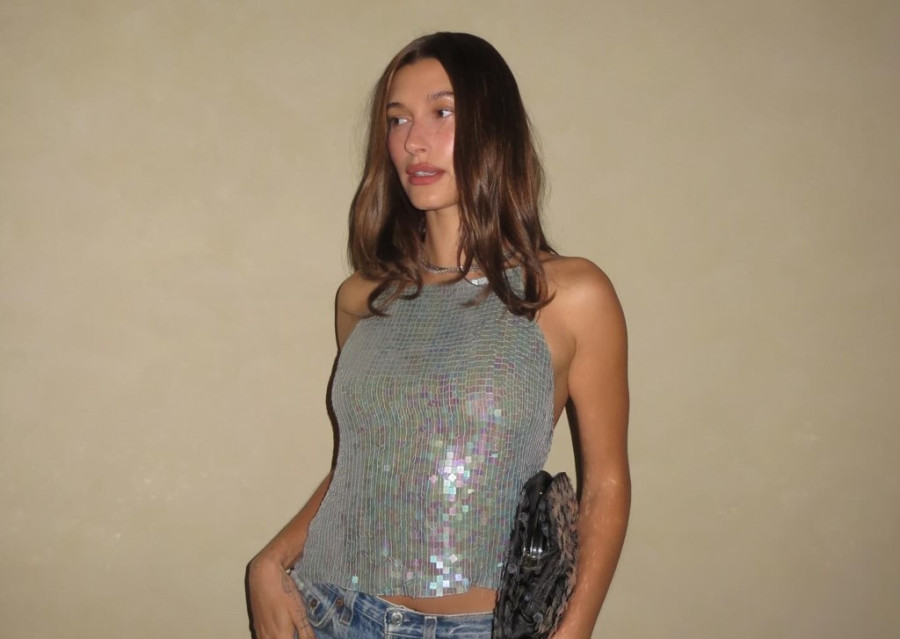 Η Hailey Bieber επιβεβαιώνει την επιστροφή αυτού του παντελονιού που επιμηκύνει τη σιλουέτα