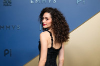 H Emmy Rossum δικαίωσε τα σγουρά μαλλιά στο red carpet των Emmy