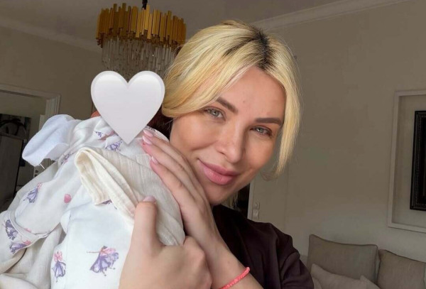 Κατερίνα Καινούργιου: Η μικρή Ξένια έγινε 2 εβδομάδων και το γιόρτασε με ένα γλυκό story