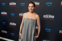 Αντίο στο boho στιλ: Η Sienna Miller επιλέγει ένα μονόχρωμο κοστούμι παντελονιού στο τουρνουά του Wimbledon