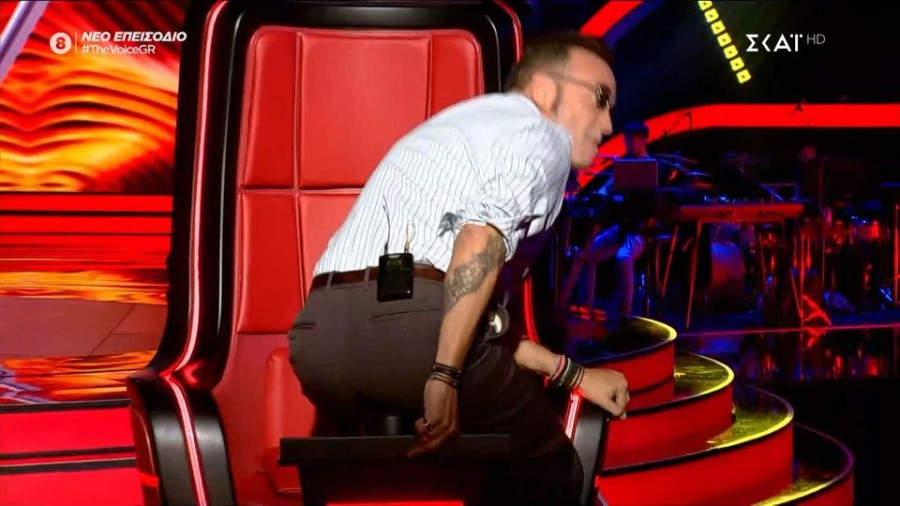 The Voice: Ο Μουζουράκης έδωσε ρέστα με το κουμπί που αρνήθηκε να συνεργαστεί