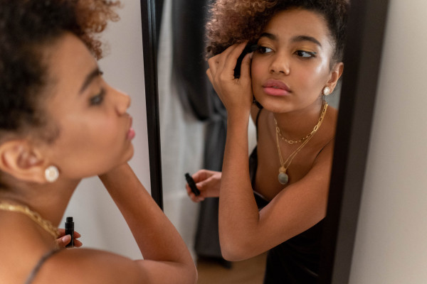 Ξεχάστε το μαύρο eyeliner: Αυτή είναι η απόχρωση που κυριαρχεί παντού φέτος το καλοκαίρι