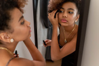 Ξεχάστε το μαύρο eyeliner: Αυτή είναι η απόχρωση που κυριαρχεί παντού φέτος το καλοκαίρι