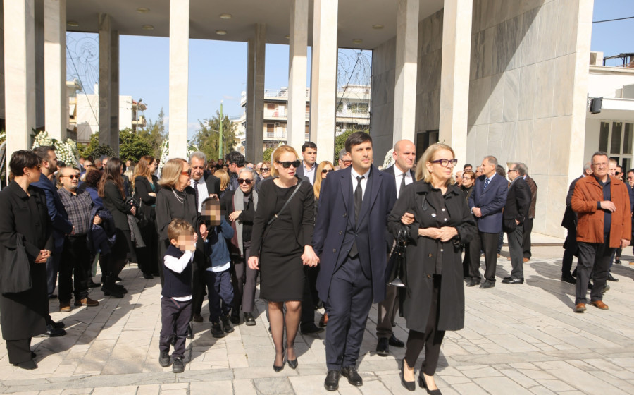Λένα Παπαληγούρα: Με τον σύζυγό της, τους γιους της και την στήριξη των φίλων της από τον καλλιτεχνικό κόσμο στην κηδεία του πατέρα της