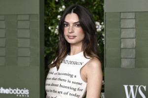 Emily Ratajkowski: Ερωτευμένη με δικό μας παιδί! Τα φιλιά στη Νέα Υόρκη και η μπλούζα με το «Άγιον Όρος»