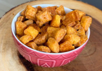 Φτιάξε τυρένια μίνι κράκερς με 4 υλικά, που είναι πολύ καλύτερο από τα έτοιμα του σούπερ μάρκετ