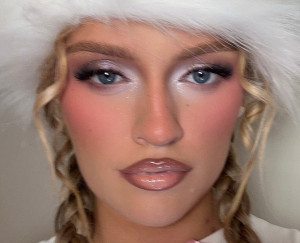 Frost Bitten Blush: Η νέα αγαπημένη τάση μακιγιάζ που λατρεύει το ίντερνετ αυτόν τον χειμώνα