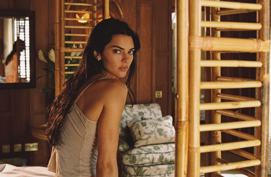 Η Kendall Jenner προκάλεσε αίσθηση με ένα vintage φόρεμα που είχε φορέσει η Cindy Crawford 27 χρόνια νωρίτερα