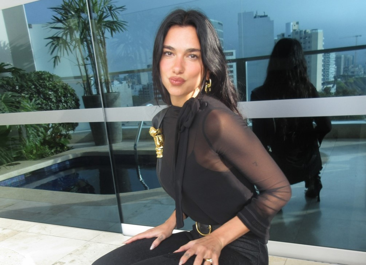 Το κόκκινο εσώρουχο της Dua Lipa φάνηκε πάνω από το τζιν της με τον πιο Y2K τρόπο