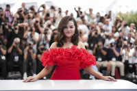 Άσε το bandana mani της Selena Gomez να σου δείξει πώς τα κοντά νύχια δεν είναι ποτέ βαρετά