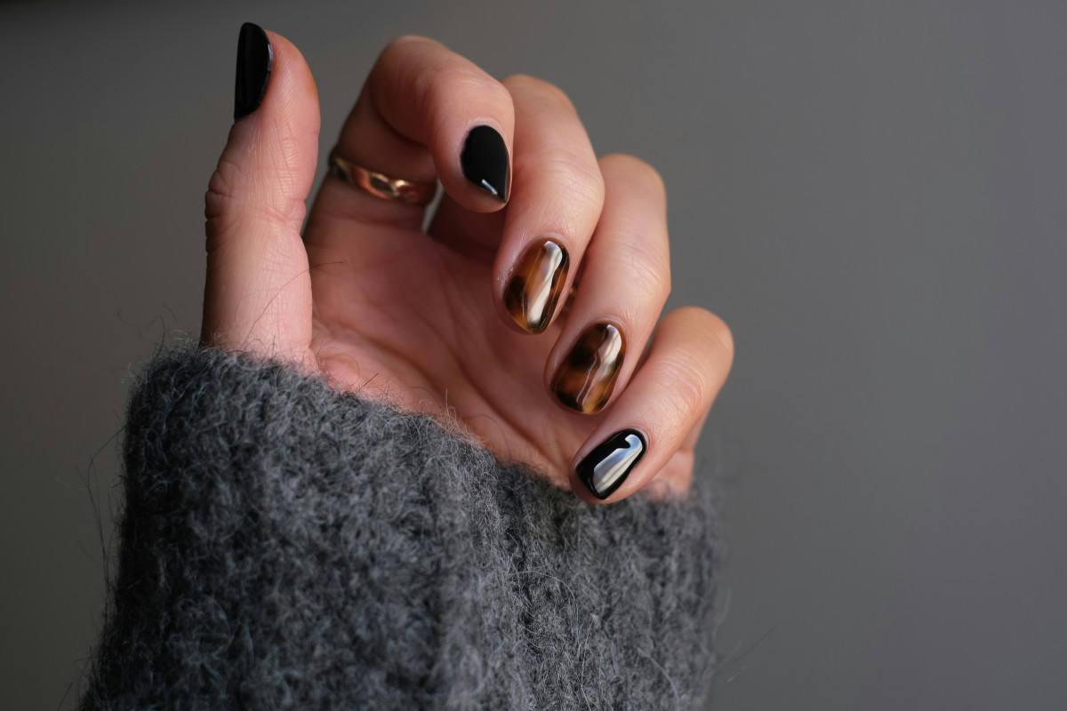 Τα “Toasted Nails” είναι το πιο κομψό manicure trend του φθινοπώρου