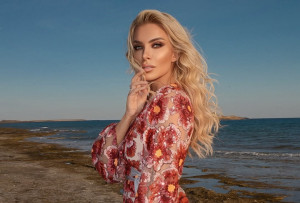 Κατερίνα Καινούργιου: Το προσκύνημά της στην Εκατονταπυλιανή και οι ευχαριστίες στην Παναγία