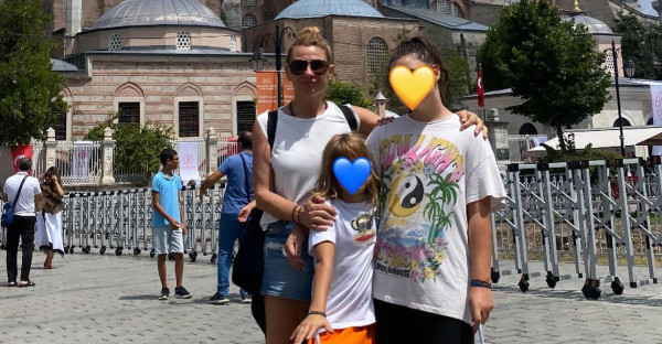 Η Καραβάτου και τα παιδιά της έχουν πάει το βάψιμο των αυγών για το Πάσχα σε άλλο level!