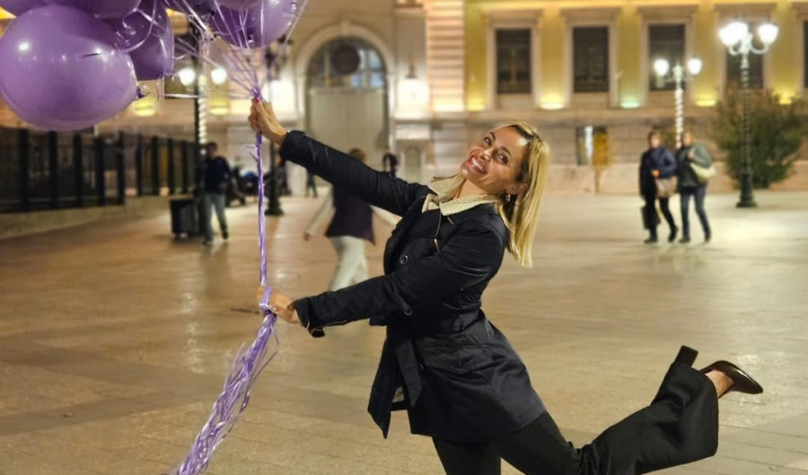 Βασιλική Μιλλούση: Έγινε 40 και χορεύει «τώρα αρχίζει το καλό» - Η γκριμάτσα του Λευτέρη Πετρούνια θα σε κάνει να λιώσεις στο γέλιο