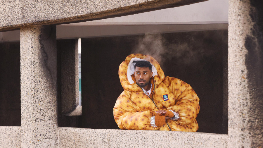 Μόδα από το σούπερ μάρκετ: Εσύ θα ντυνόσουν σαν... πατάτα σε αλουμινόχαρτο; Η πρόταση γνωστής βρετανικής αλυσίδας