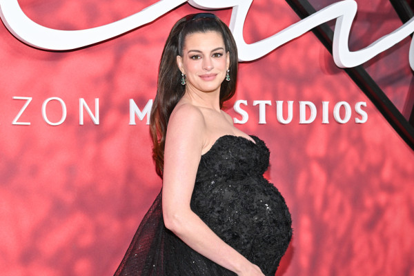 Τα «Cherry Noir» nails της Anne Hathaway είναι η φθινοπωρινή τάση στο μανικιούρ που ταιριάζει με τα πάντα