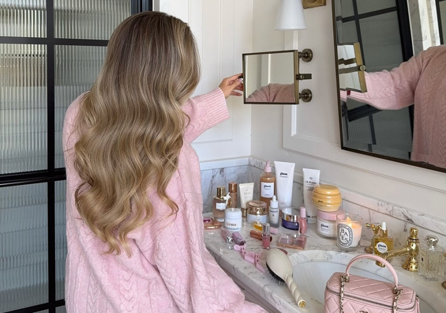 Αυτή η τεχνική βαφής αναδεικνύει τις μπούκλες χωρίς το dreaded “zebra” effect