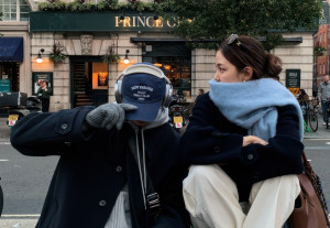 Αν φοράς το κασκόλ έτσι, η Gen Z θα σε θεωρήσει ξεπερασμένο/η