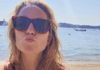 Kate Hudson: Το άλμπουμ των διακοπών της από την Ελλάδα είχει πολλή θάλασσα και... τοποθέτηση προϊόντων!