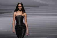 Μόλις οκτώ μήνες μετά τον διορισμό του, ο σχεδιαστής Dario Vitale αποχωρεί από τον οίκο Versace