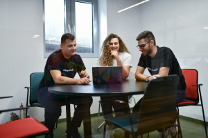 Το «lazy ambition» trend και γιατί πολλοί δεν ονειρεύονται πλέον καριέρα όπως παλιά