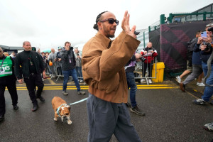 Lewis Hamilton: Διέκοψε τη μηχανική υποστήριξη του σκύλου του, Roscoe μετά από 4 μέρες μάχης και 13 χρόνια αγάπης