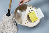 Scrunchy cleaning: Η οικολογική μέθοδος που επιλέγουν τα it-girls (που όμως έχει και συμβατικά απορρυπαντικά)