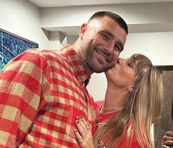Taylor Swift - Travis Kelce: Το γλυκό φιλί και το πρώτο outing στο Instagram