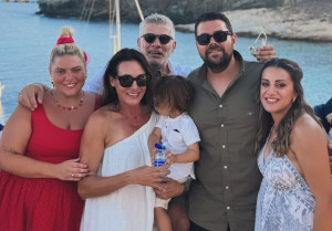 Δανάη Μπάρκα: Έγινε ξανά νονά, στη Σέριφο - To ιδιαίτερο όνομα του παιδιού και το υπέροχο ξωκλήσι που έγινε το Μυστήριο