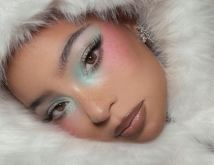 «Sugarplum Glam»: Η χειμερινή τάση μακιγιάζ που ήδη μαγεύει τις γιορτές