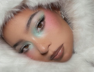 «Sugarplum Glam»: Η χειμερινή τάση μακιγιάζ που ήδη μαγεύει τις γιορτές