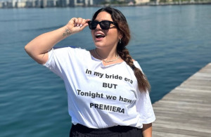 Δανάη Μπάρκα: Χρησιμοποίησε ένα t-shirt για να ανακοινώσει επίσημα ότι παντρεύεται