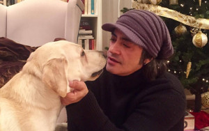 Πώς ο Διονύσης Σχοινάς κατάφερε να κάνει το σκυλί τους να περάσει.... Μαύρα Χριστούγεννα