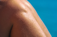 Keratosis pilaris: Η ρουτίνα που προτείνουν οι δερματολόγοι για πιο απαλή και λεία επιδερμίδα